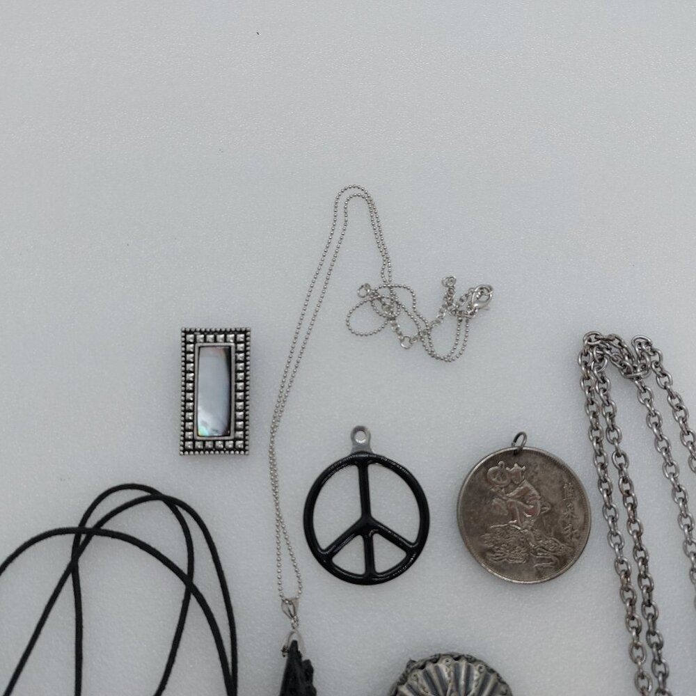 Lot Of 7 Pieces Jewelry Silver Tone Necklace, Brooch Pin & Pendants - Picture 5 of 12